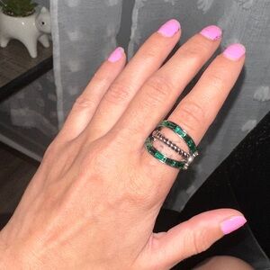 Elegant Silver and Green Women's Ring